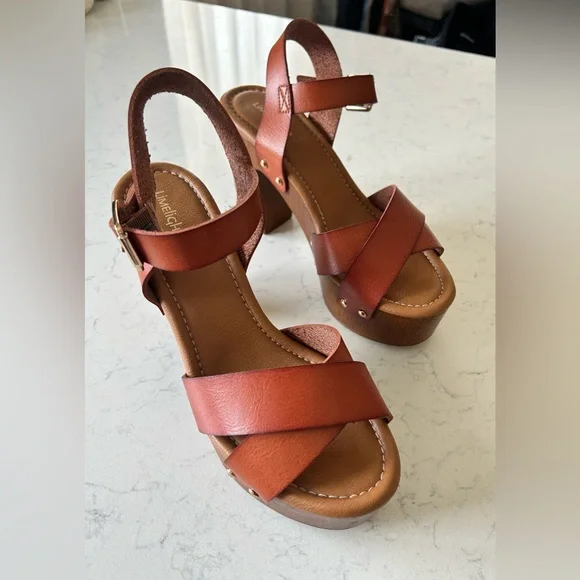 Like New Limelight Women’s Platform Sandal - Picture 6 of 14